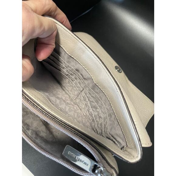 Michael Kors Small Light Grey Fulton Flap Closure Chain/Leather Strap - Picture 4 of 6